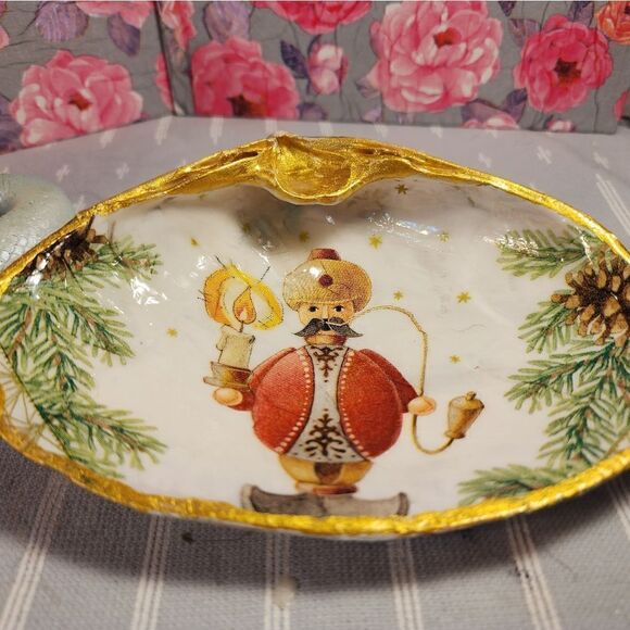 DECOUPAGE CLAM SHELL DECOUPAGE CHRISTMAS WISEMAN 🎄 ON A CLAM SHELL TRINKET DISH - Picture 7 of 11
